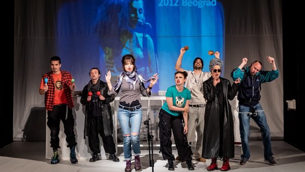 КОМАД О СТРАТЕГИЈАМА САКРИВАЊА: Прво извођење представе Љубав се носи у три у Лазаревцу