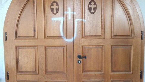 НОВЕ НАЦИСТИЧКЕ ПРОВОКАЦИЈЕ: Усташки графити на православној цркви у Петрињи