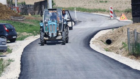 GRUŠIĆ SLAVI NOVE DRUMOVE: Novi asfalt u šabačkom kraju (FOTO)