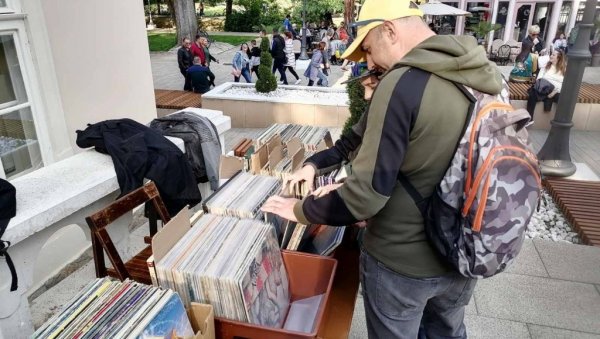 НЕПРОЛАЗНА МАГИЈА КОЛЕКЦИОНАРСТВА: У Врњачкој Бањи одржана берза половних плоча, стрипова, књига...