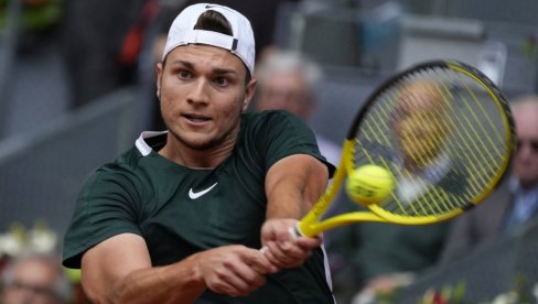 KRAJ ZA KECMANOVIĆA: Srpski teniser poražen u Lionu, sledi Rolan Garos
