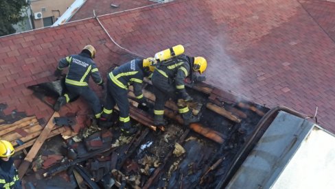 POŽAR NA ČUKARICI: Gori krov na zgradi Poreske uprave - ljudi evakuisani (FOTO)