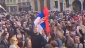 NEVEROVATAN SNIMAK IZ BRISELA: Srpska trobojka se vijori - stotine ljudi na gradskom trgu igra Užičko kolo (VIDEO)