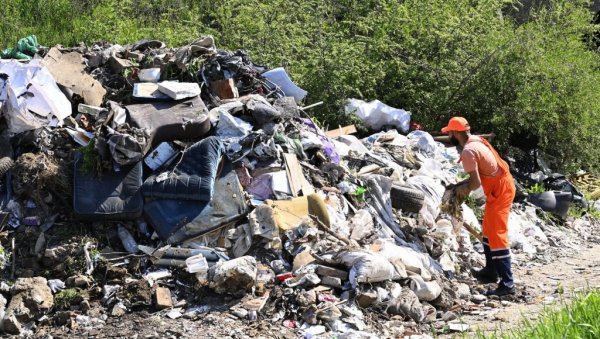 УКЛАЊАЈУ ЈОШ ЈЕДНУ  ДИВЉУ  ДЕПОНИЈУ: Радници Градске чистоће односе отпад са сметлишта на Звездари