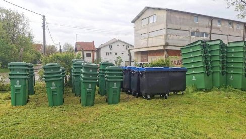 ZA ČISTIJI PETROVAC NA MLAVI: Stigli novi kontejneri i kante za smeće