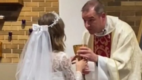 HIT SA PRIČEŠĆA: Kad je video šta devojčica radi, sveštenik nije znao kako da reaguje (VIDEO)