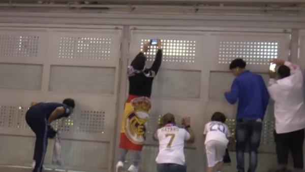 КАЈАЋЕ СЕ ЗБОГ ОВОГ ПОТЕЗА: Навијачи Реала изашли са стадиона у 80. минуту и пропустили велики преокрет (ВИДЕО)