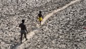 OBORENI TEMPERATURNI REKORDI U INDIJI: Nesnosne vrućine najviše pogađaju siromašne