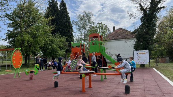 ТРИ НОВА ИГРАЛИШТА У ЛАЗАРЕВЦУ: Малишани из месних заједница Врбовно, Лесковац и Загорка Драговић добили нова места за игру