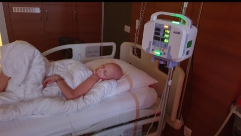 МАЛИ ЗМАЈ ОПЕТ ИГРА ЗА ЖИВОТ: Девојчица Маша Артико, која је насмејана плела ужичко коло док прима терапију, поново у болници