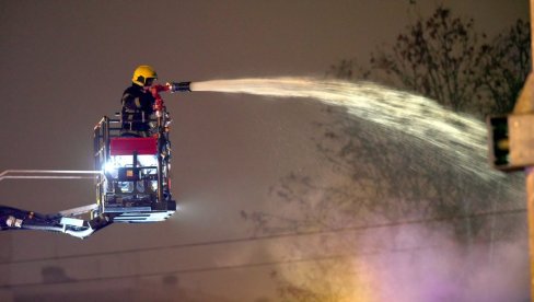 GORI FABRIKA U LOZNICI: Vatra guta krov objekta, ekipe se bore sa plamenom