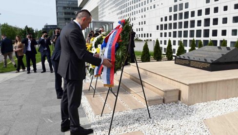СРБИЈА ВЕЧНО ПАМТИ: Министар Вулин положио венце на месту где су НАТО бомбе убиле кинеске новинаре (ФОТО)