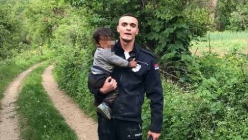 OVO JE POLICAJAC KOJI SPASIO MALIŠANA: Dvogodišnje dete pronađeno posle višečasovne potrage u Boru