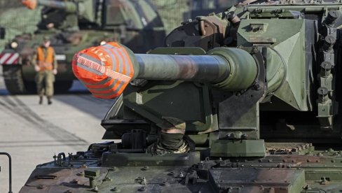 POGLEDAJTE – OVAKO JE UNIŠTENA AMERIČKA HAUBICA: Posle pogotka ruskih artiljeraca oruđe nestalo u plamenu u Ukrajini
