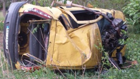 PROBIO OGRADU I PREVRNUO SE:Teška saobraćajna nesreća na putu Svilajnac-Despotovac, povređen vozač automobila (FOTO)