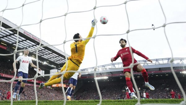 ШОК-МЕЧ У ЕНГЛЕСКОЈ: Шампионска трка у Премијер лиги решена после меча Ливерпул - Тотенхем? (ВИДЕО)