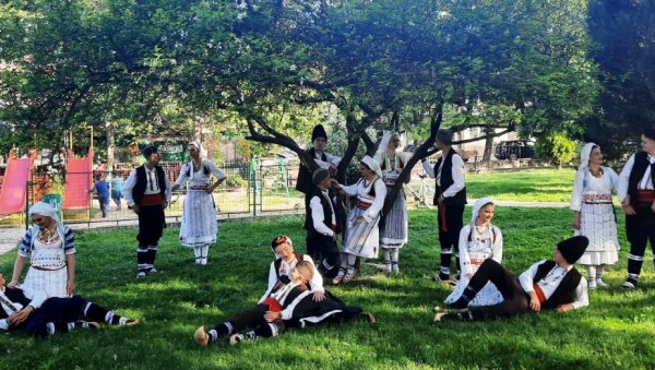 ПАРАЋИН СЕ ПРЕДСТАВИО У СЕВЕРНОЈ МАКЕДОНИЈИ: КУД “Абрашевић“ на међународном фестивалу фолклора