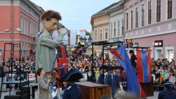 ЗАВЕСУ ПОДИГЛИ ГЛУМЦИ ИЗ ФИНСКЕ: У Новом Саду почео Међународни фестивал за децу и младе
