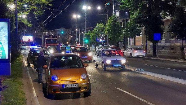 СРЕЋОМ НЕМА ПОВРЕЂЕНИХ: Саобраћајна несрећа у центру Београда (ФОТО)