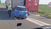 TEŠKA SAOBRAĆAJNA NESREĆA KOD DOBANOVACA: Automobil se zakucao u kamion (FOTO)