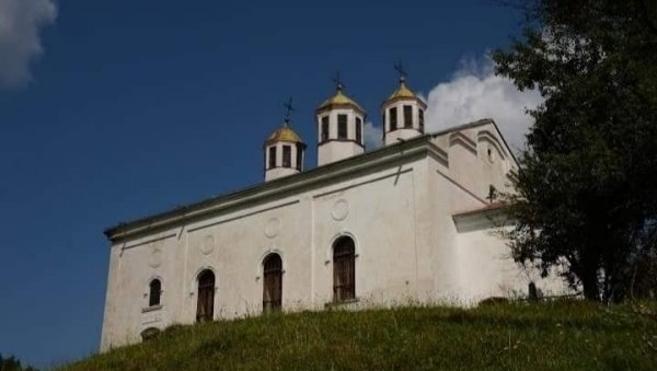 ОБЕЗБЕЂЕН НОВАЦ: Санирају се куполе на цркви у селу Божица