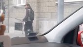 ČOVEK SA ŠIPKOM U RUCI NASRĆE NA AUTOMOBILE: Snimak iz centra Beograda šokirao prolaznike (VIDEO)