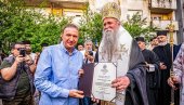ТОКОМ МАРКОВДАНСКЕ ЛИТИЈЕ У ПОДГОРИЦИ: Митрополит Јоаникије одликовао породицу покојног Халита Ђечевића