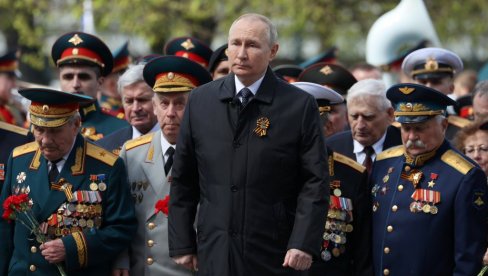ČIJU JE KRAVATU NOSIO PUTIN NA PARADI: Mediji bruje o ruskom predsedniku