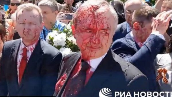 У ВАРШАВИ СЕ НЕ ПОШТУЈУ РУСКЕ ЖРТВЕ: Амбасадор Русије исполиван црвеном бојом приликом полагања венаца на гробље совјетских војника (ВИДЕО)