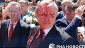 U VARŠAVI SE NE POŠTUJU RUSKE ŽRTVE: Ambasador Rusije ispolivan crvenom bojom prilikom polaganja venaca na groblje sovjetskih vojnika (VIDEO)