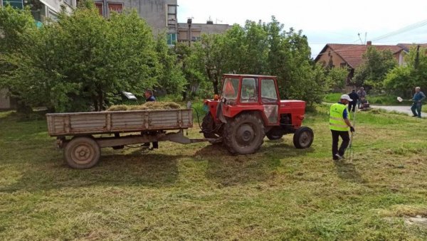 ЧИШЋЕЊЕ ПАРКОВА И КОШЕЊЕ ТРАВЕ: Уређење јавних површина у насељу Зеле Вељковић