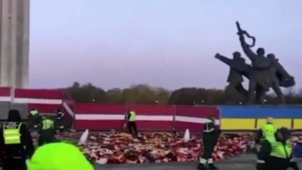 ЛЕТОНСКА СРАМОТА: Власти трактором уклониле цвеће положено 9. маја на споменик Ослободиоцима Риге (ВИДЕО)