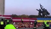 LETONSKA SRAMOTA: Vlasti traktorom uklonile cveće položeno 9. maja na spomenik Oslobodiocima Rige (VIDEO)
