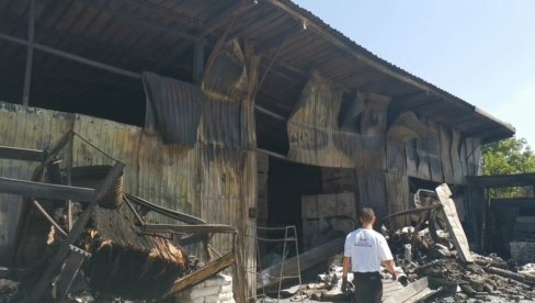 OD MAGACINA OSTALO ZGARIŠTE: Dan nakon stravičnog požara u Kruševcu, ljudi još u šoku (FOTO/VIDEO)