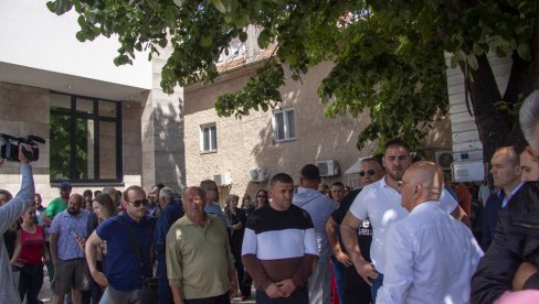 TERAJU IH DA UZMU PRAVDU U SVOJE RUKE: Porodice Čučković i Kojović protestovale ispred trebinjske Palate pravde