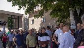 TERAJU IH DA UZMU PRAVDU U SVOJE RUKE: Porodice Čučković i Kojović protestovale ispred trebinjske Palate pravde