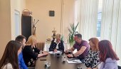 JEDNAKE ŠANSE ZA SVAKO DETE: Članica Veća opštine Palilula održala sastanak sa direktorima osmoletki sa Karaburme