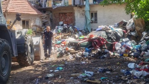 ČISTE DEPONIJU NA KEJU: JKP Mediana započelo uklanjanje nelegalnog smetlišta u niškoj ulici Žarka Đurića