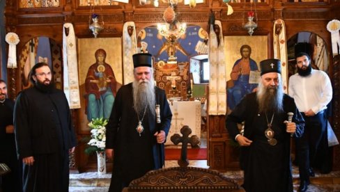 PORFIRIJE POD OSTROGOM: Patrijarh srpski stigao je u manastir u navečerje praznika Svetog Vasilija Ostroškog