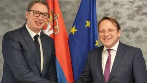 VUČIĆ I VARHEJI SUTRA: Predsednik Srbije dočekuje evropskog komesara za proširenje