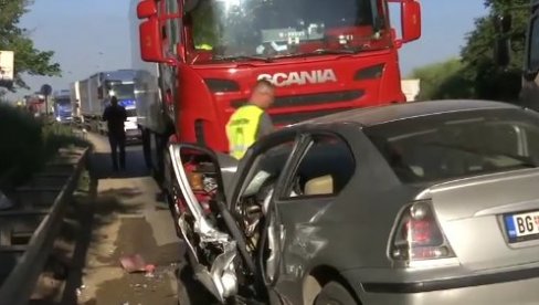 TEŽAK UDES U BEOGRADU: Sudarili se automobil i kamion, jedna osoba povređena