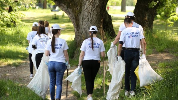 ЧИСТИЛИ ПРИОБАЉЕ ЗАПАДНЕ МОРАВЕ: Акција новосадског Удружења Чепом до осмеха у Чачку