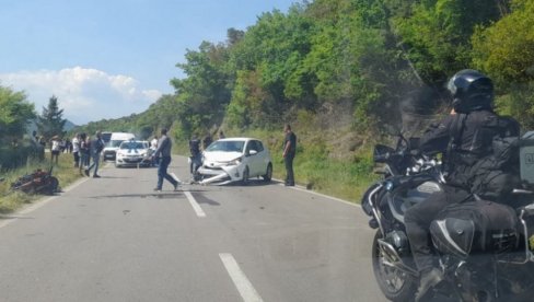MOTOCIKLISTA I NJEGOVA SAPUTICA POVREĐENI U SAOBRAĆAJNOJ NEZGODI: Uhapšena žena za volanom automobila