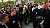 HILJADE U REDU DA IH BLAGOSLOVI ČUDOTVORAC: U manastiru Ostrog, uz patrijarha srpskog Porfirija, molitva - uspomena na Svetog Vasilija (FOTO)