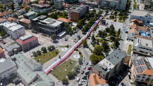 ČUDESAN PRIZOR: Bijeljinom se vijorila najduža zastava Srpske (FOTO)