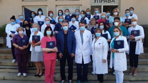 ZAHVALNICA I PREDSEDNIKU VUČIĆU: U KBC Kosovska Mitrovica obeležen Međunarodni dan medicinskih sestara