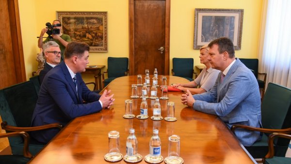 МИРОВИЋ: Покрајинска влада наставља са подршком раду Црвеног крста Војводине