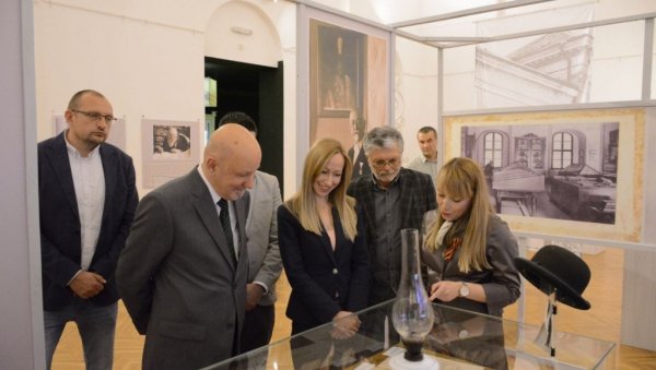 ПОЧАСТ ФЕЛИКСУ МИЛЕКЕРУ: Градски музеј у Вршцу изложбом обележио два јубилеја