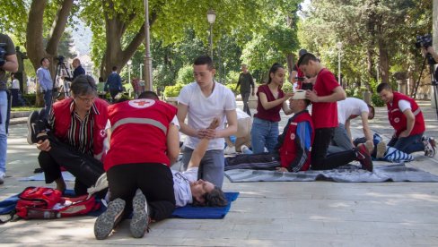 ВЕЖБАЈУ ДА СПАСАВАЈУ ЖИВОТЕ: Ученици Медицинске школе у Требињу и Црвени крст реализовали пројекат Табла