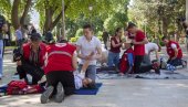 VEŽBAJU DA SPASAVAJU ŽIVOTE: Učenici Medicinske škole u Trebinju i Crveni krst realizovali projekat Tabla